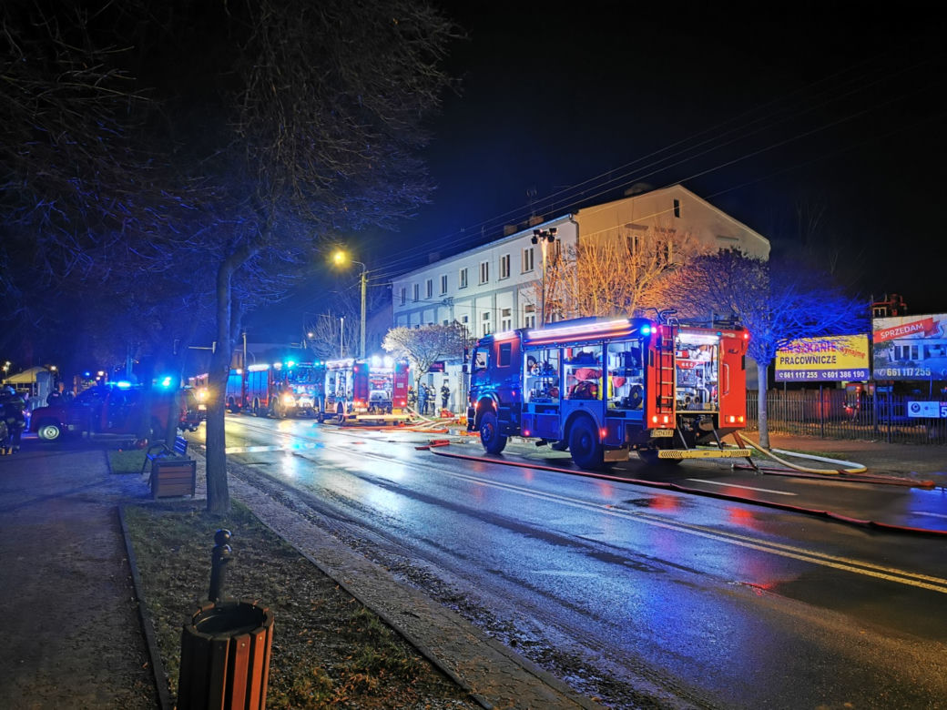 Makabryczny pożar w Zduńskiej Woli! Dwie osoby nie żyją, kolejnych pięć zabrały karetki [ZDJĘCIA].