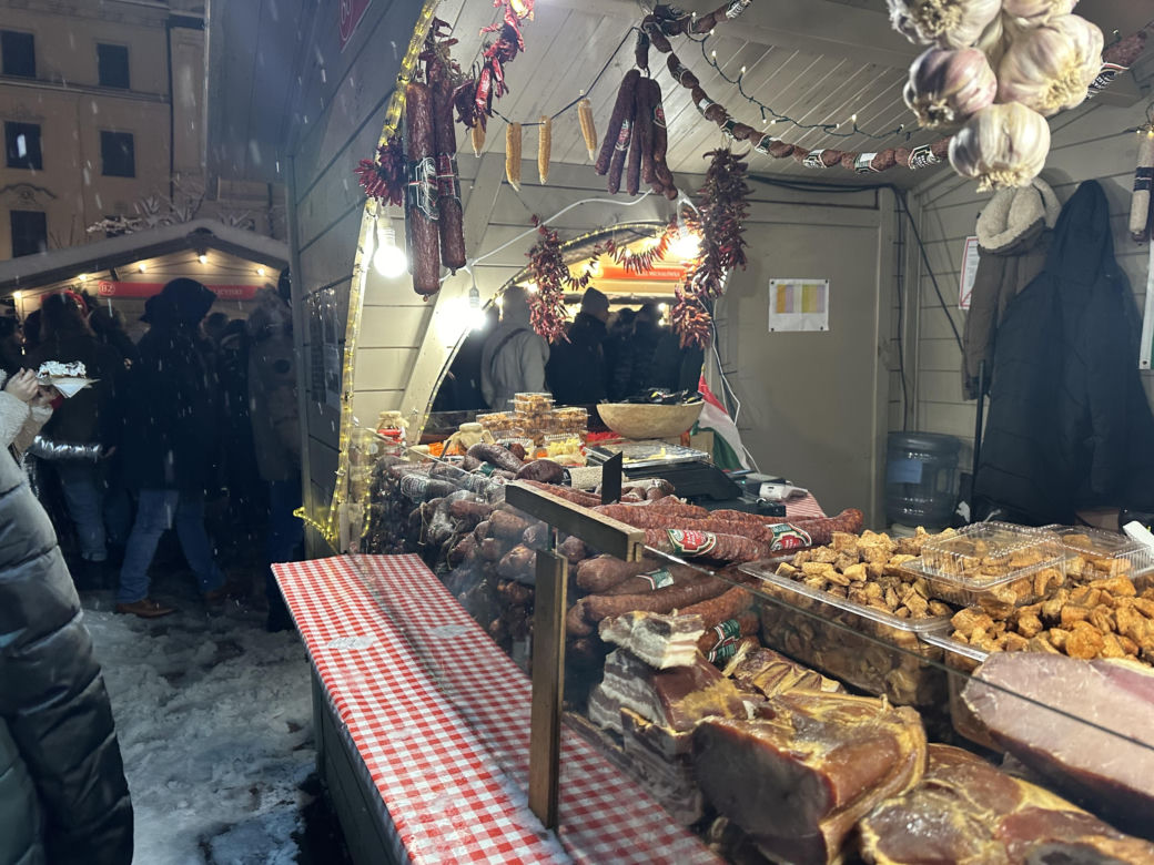 Choinka rozbłysła na Rynku Głównym. Tak wygląda Kraków w zimowej scenerii! 