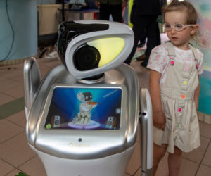 Roboty pomagają...