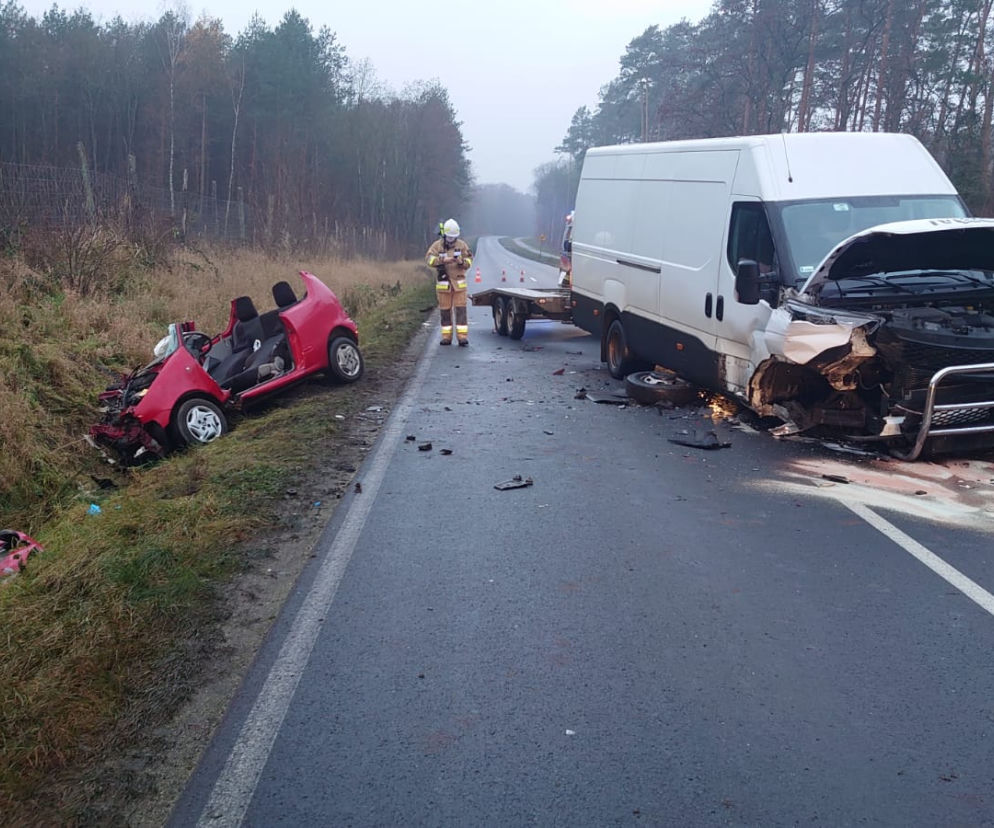 Poranny wypadek na drodze Jezierzyce Kościelne-Krzyżowiec. Poszkodowana kobieta 