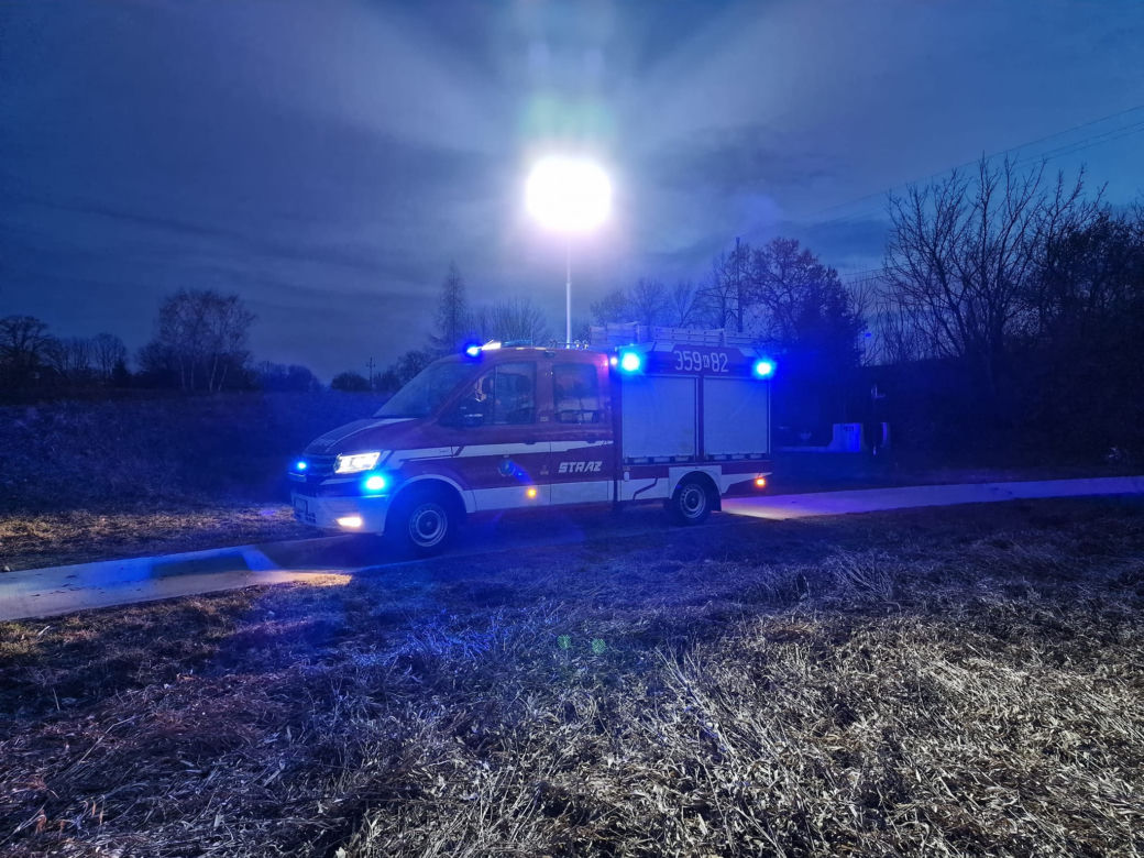 Zwłoki uciekają im już drugi dzień! Ciało kilkukrotnie było w polu widzeniu. Fiasko akcji ratunkowej strażaków