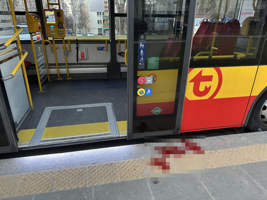Tragiczne potrącenie w Warszawie. 16-latka została wciągnięta pod autobus. Wstrząsające szczegóły 
