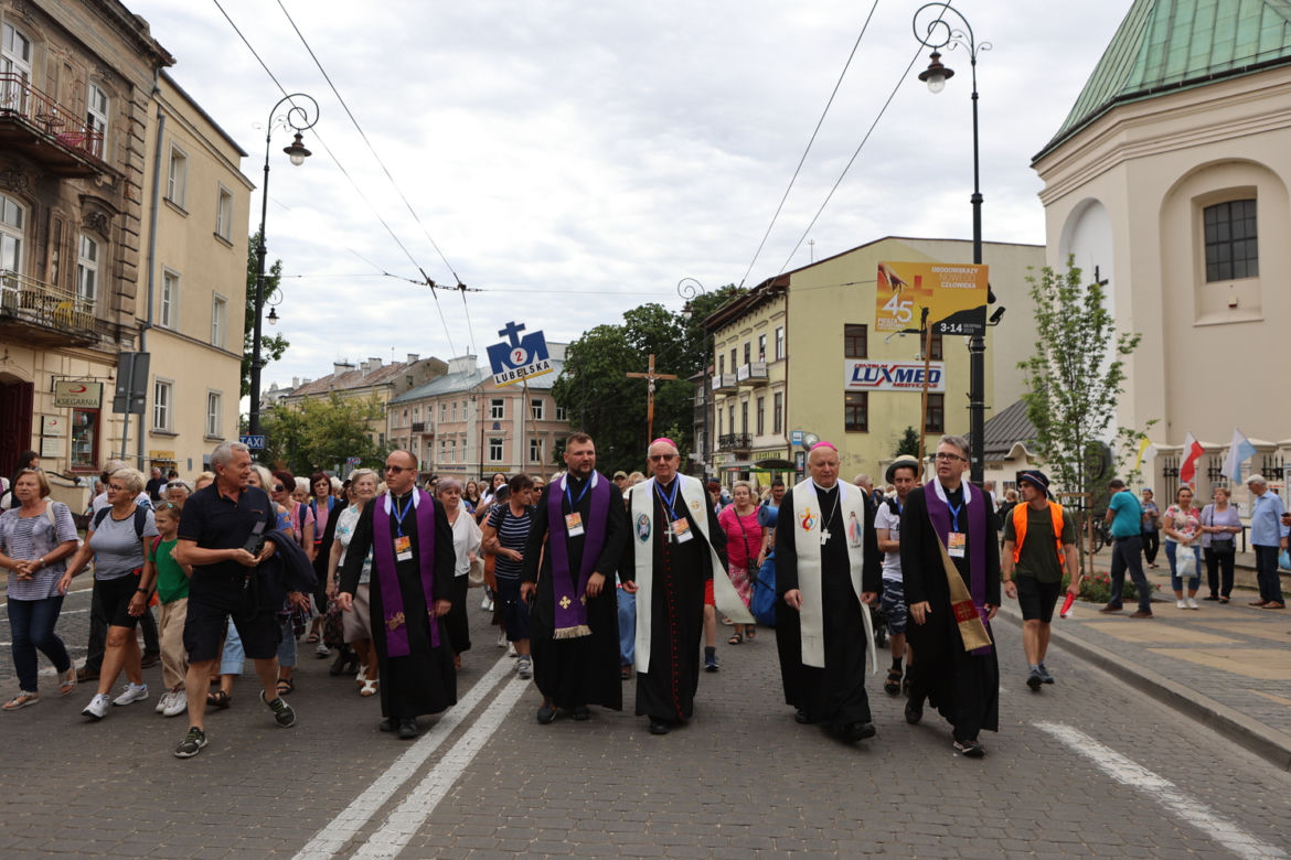 Pątnicy ruszyli na szlak! Z Lublina wyruszyła Lubelska Piesza Pielgrzymka na Jasną Górę 2023