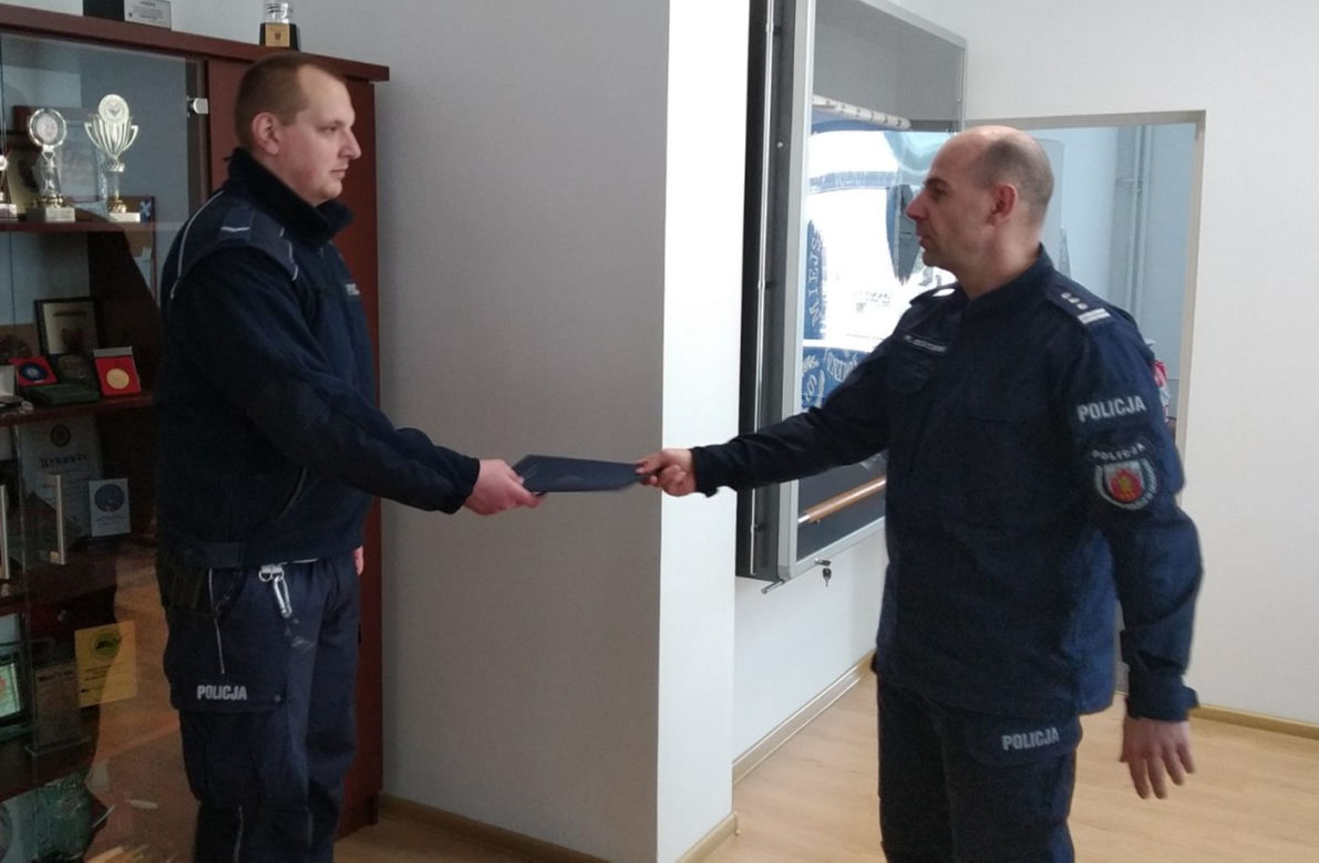 Niosła 4 siatki z zakupami. Podwieźli ją policjanci z Grudziądza