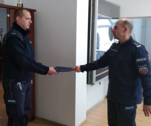 Niosła 4 siatki z zakupami. Podwieźli ją policjanci z Grudziądza