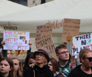 Młodzieżowy Strajk Klimatyczny w Toruniu. Protestowali przeciwko rządowi i korporacjom