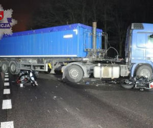 Śmierć motocyklisty pod kołami ciężarówki 