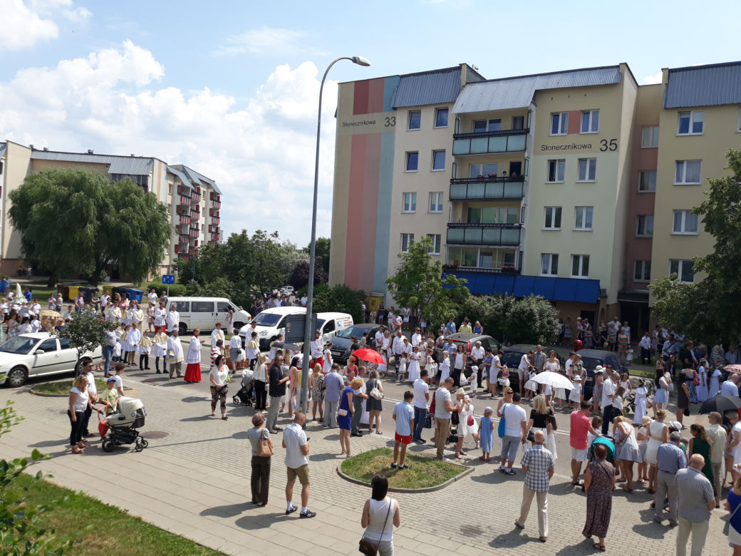 Białystok. Boże Ciało 2019. Wspólna procesja dwóch parafii: św. Jadwigi i NMP z Guadalupe