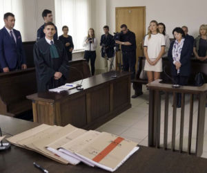 Barwy szczęścia odc. 1967. Zosia (Joanna Moro), Elżbieta (Marzena Trybała), Ernest (Krystian Kukułka), Artur Chowański (Jacek Rozenek)