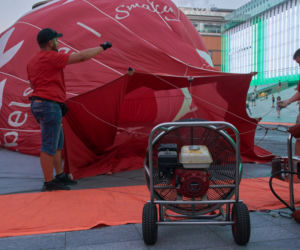 Balony gotowe do startu. Nocny pokaz przed Centrum Spotkania Kultur