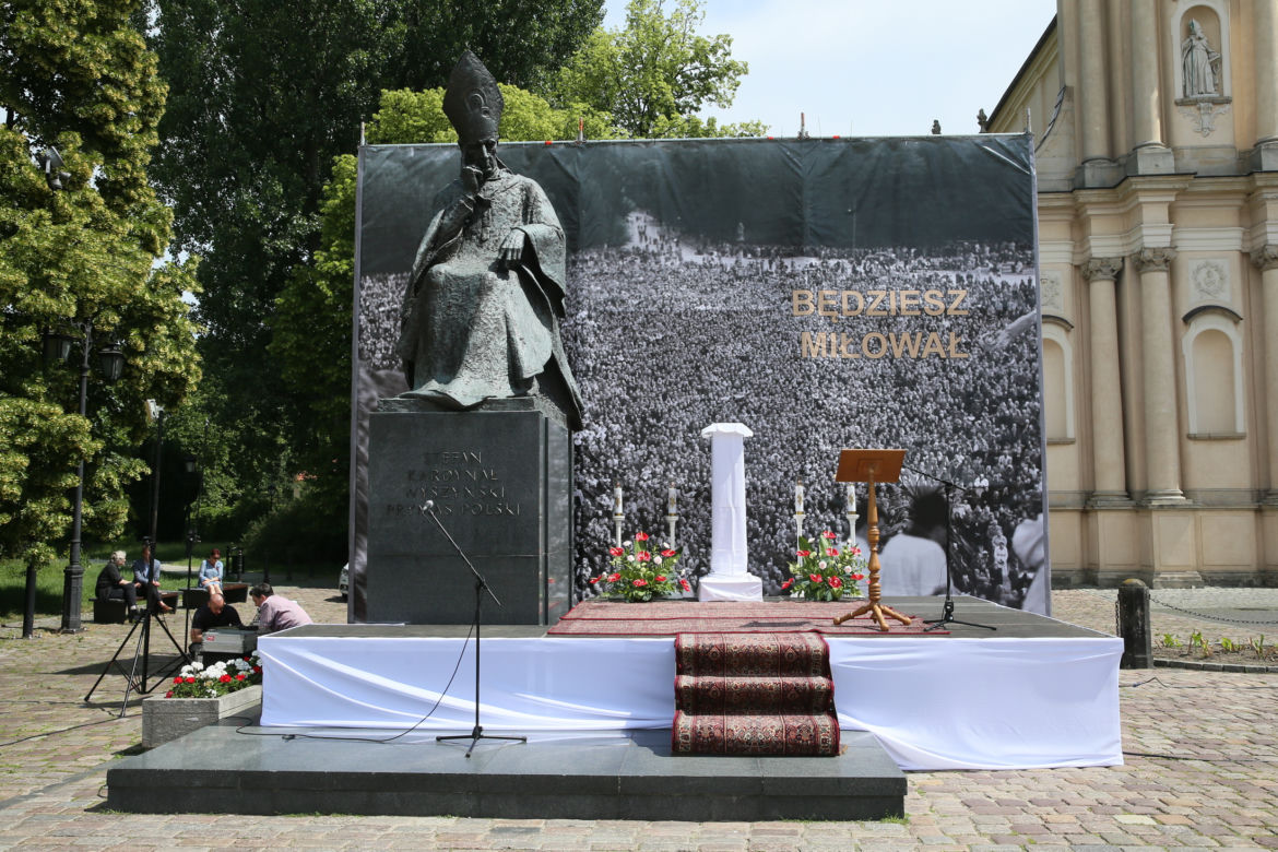 Centralna procesja Bożego Ciała w Warszawie. Ołtarze nawiązywały do wojny