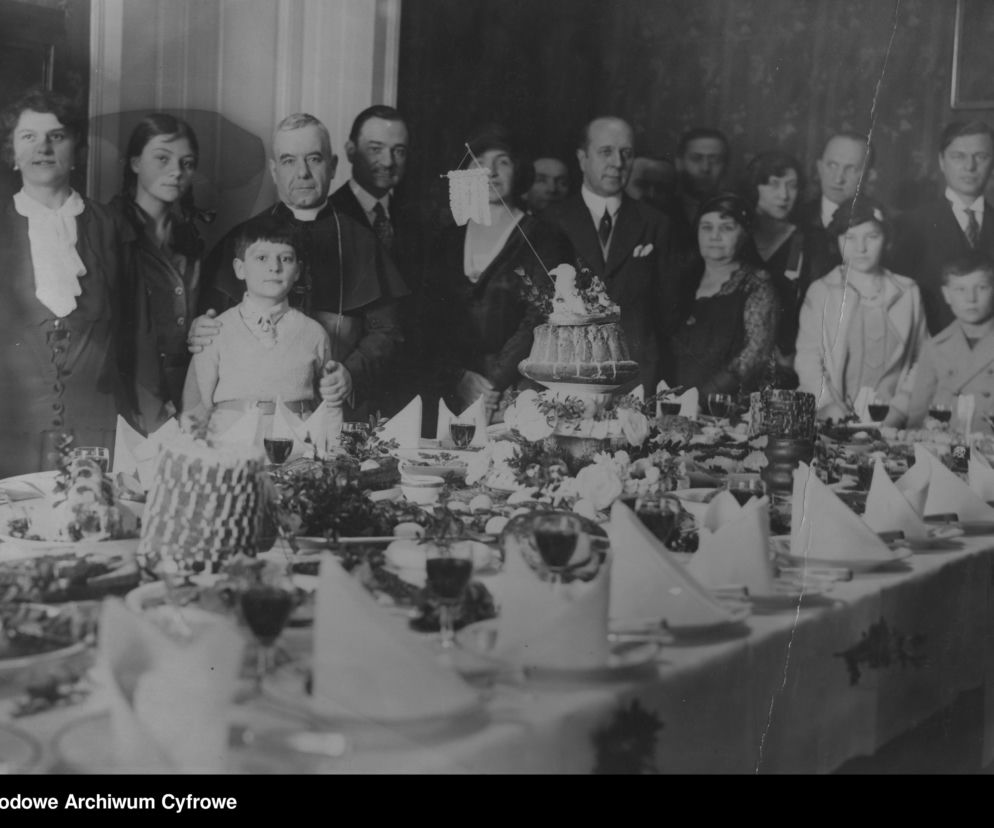 Uczestnicy spotkania Wielkanocnego przy zastawionym świątecznymi potrawami stole (1931)