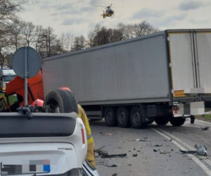 Poważny wypadek w Ślaśkiem. Zderzenie osobówki z ciężarówką. Są ranni