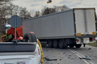 Chwile grozy na drodze. Po zderzeniu z ciężarówką auto dachowało
