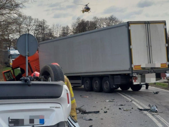 Groźne zderzenie toyoty z ciężarówką na Śląsku. Rozbite pojazdy całkowicie zablokowały trasę