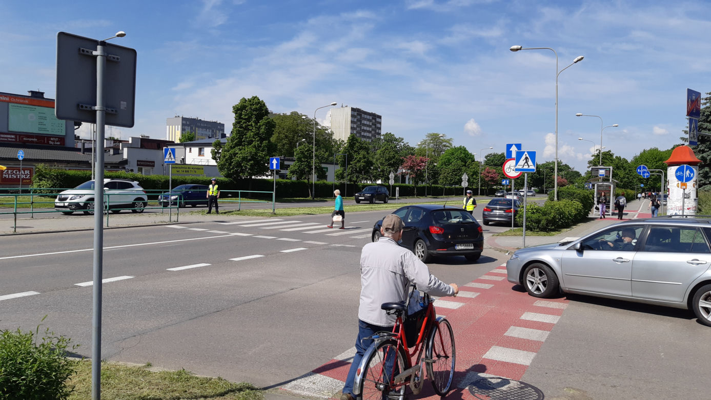 Mandat za używanie komórki na pasach. Akcja tarnowskiej policji. Zobacz zdjęcia!