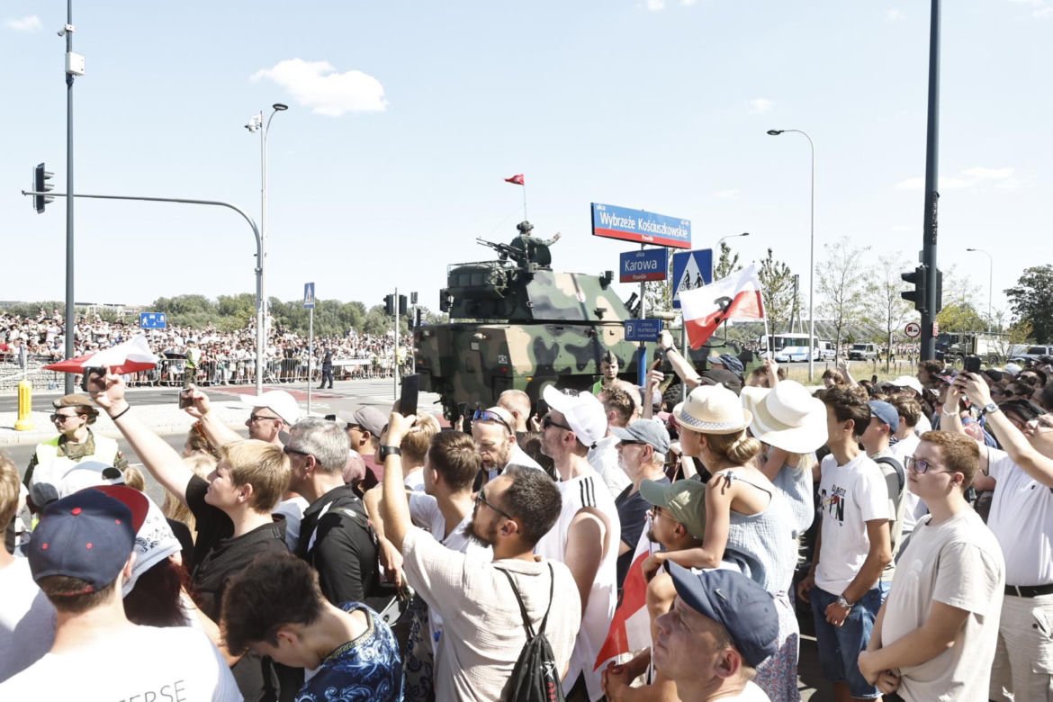 Tłumy na defiladzie wojskowej w Warszawie