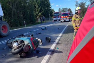 Honda z impetem uderzyła w sieczkarnik. 49-latek nie żyje