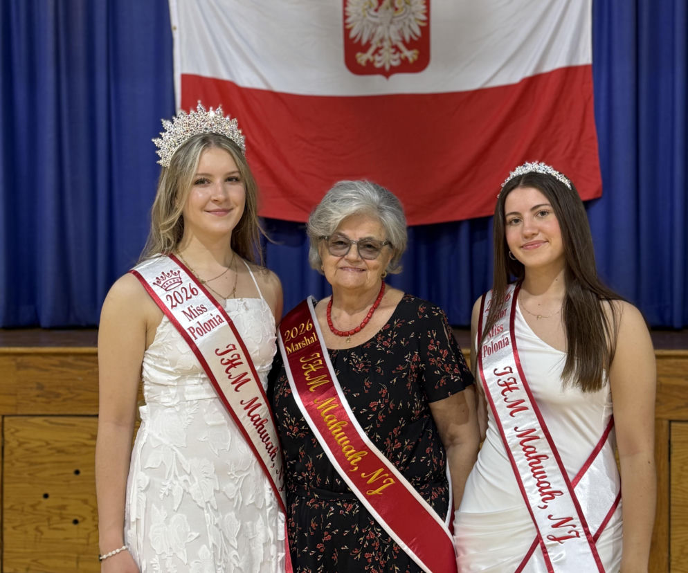 Krystyna Dudek jako marszałek oraz dwie laureatki konkursów Miss Polonia na tle polskiej flagi. Czytaj na SE USA.