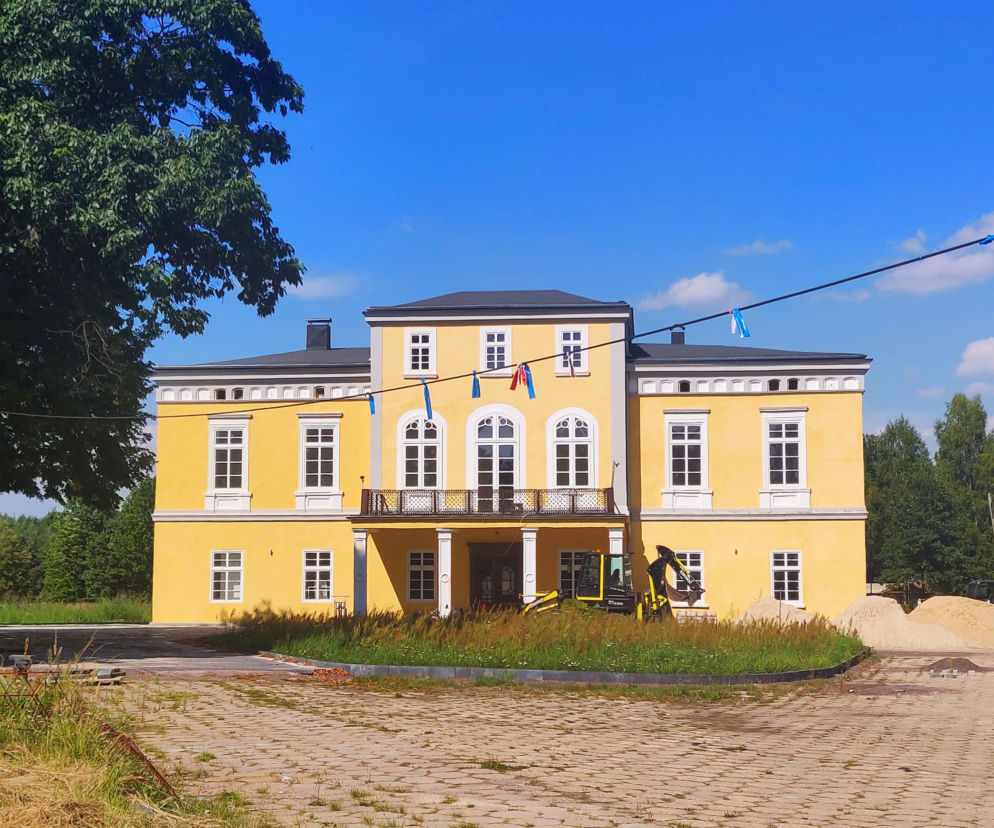 Żółty pałac myśliwski w Kaletach po renowacji. O historii tego unikatowego zabytku przeczytasz na Eska Śląskie.
