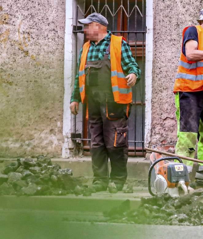 Tak wyglądają roboty drogowe w Ostródzie. Telefon zamiast łopaty. Ekipa rodem z memów