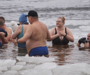 Lodowata woda, gorące emocje. Morsy znów opanowały jezioro pod Bydgoszczą