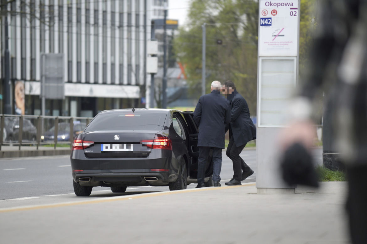 Antoni Macierewicz parkuje na przystanku