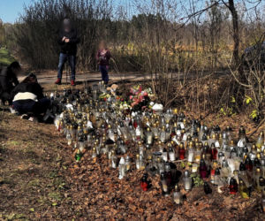 Morze zniczy w miejscu wypadku posła Łukasza Litewki