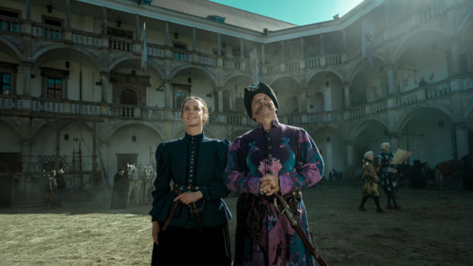 Martyna Byczkowska jako Aniela oraz Bartłomiej Topa jako Jan Paweł Adamczewski w trzecim sezonie 1670