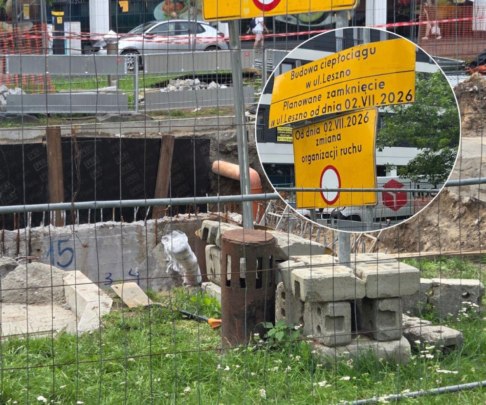 Plac budowy przy ulicy Leszno. Na miniaturze żółta tablica informująca o zmianie organizacji ruchu. Szczegóły w SE.