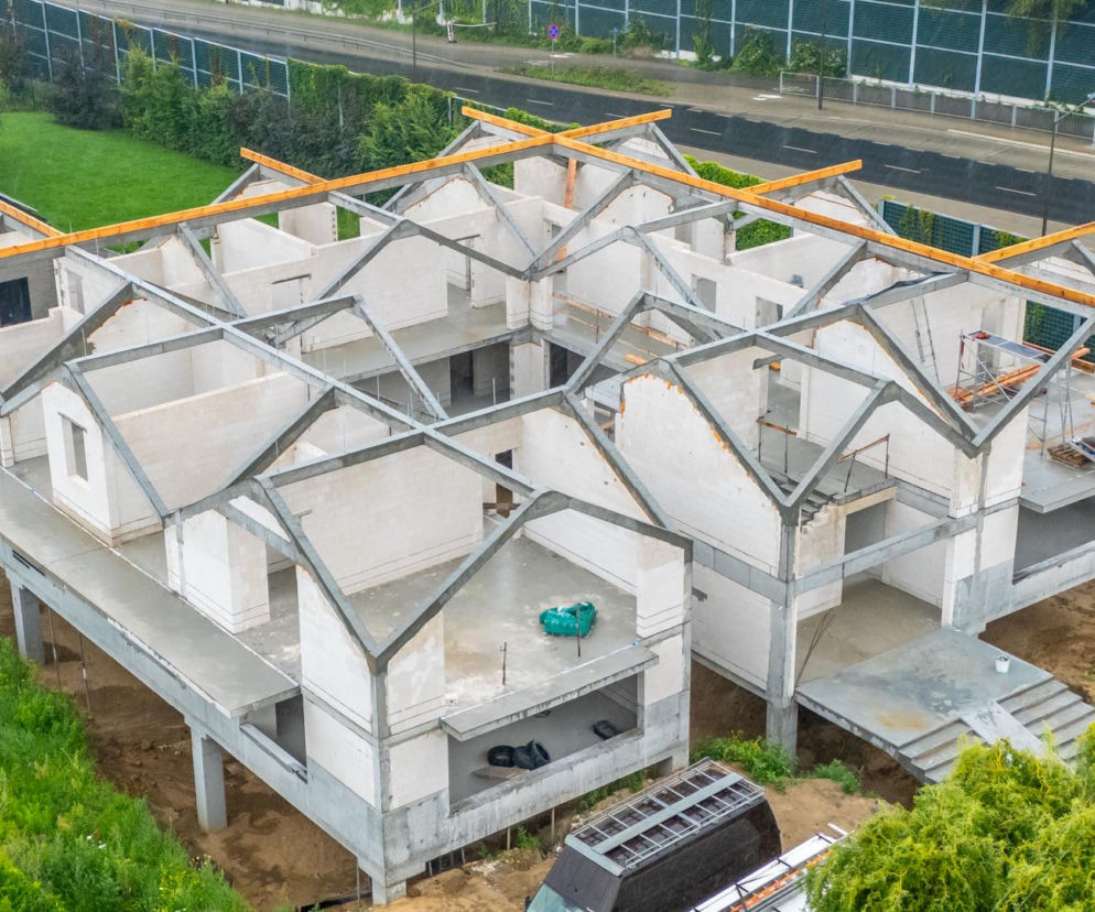 Budowa domu na Ursynowie o nietypowej, modułowej bryle z dziedzińcem. O inwestycji przeczytasz w serwisie Architektura.