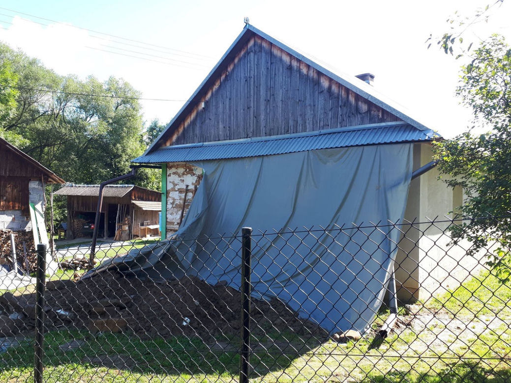 Podkarpackie. Ryszarda zabił prąd podczas wypompowywania wody z fundamentów [ZDJĘCIA]