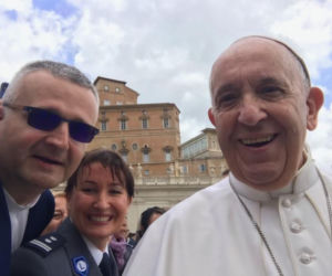 Selfie z Franciszkiem? Małopolscy policjanci na audiencji w Watykanie