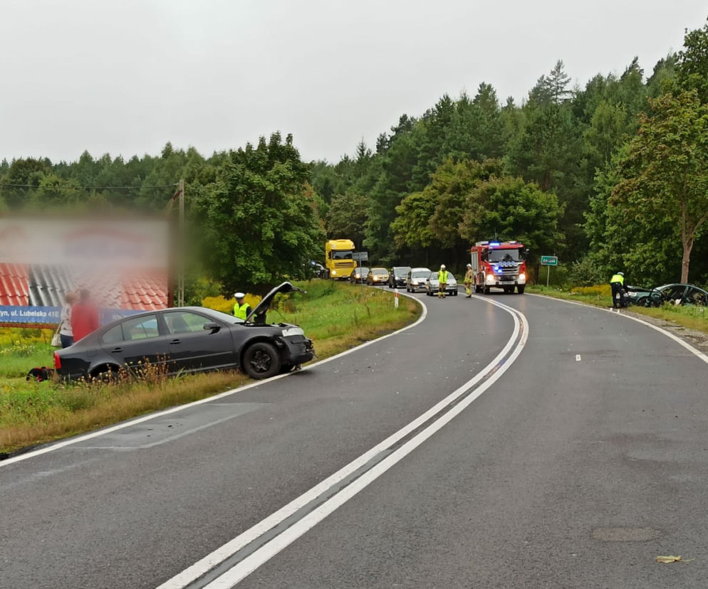 Zdrojek. Wypadek na DK 16. Dwie osoby w szpitalu po czołowym zderzeniu osobówek