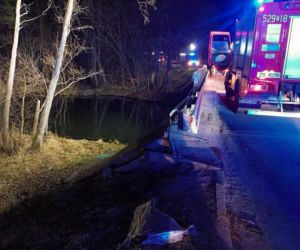 Rodzinna tragedia na Pomorzu. Auto spadło z mostu do rzeki, jedna osoba nie żyje