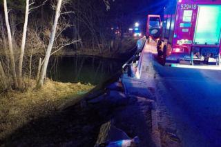 Rodzinna tragedia na Pomorzu. Auto spadło z mostu do rzeki, jedna osoba nie żyje