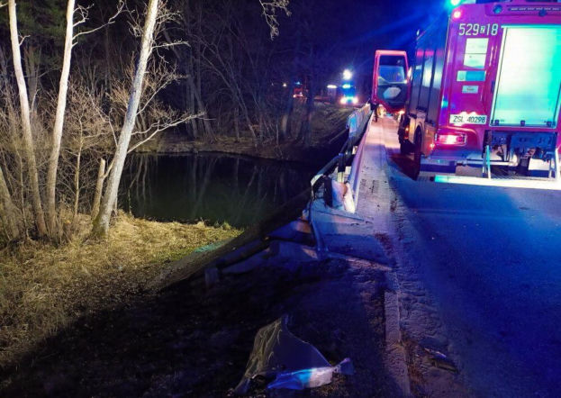 Rodzinna tragedia na Pomorzu. Auto spadło z mostu do rzeki, jedna osoba nie żyje
