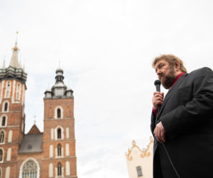 Kraków: Kilkaset osób na Rynku BEZ MASECZEK. Protestowali przeciw „plandemii” [ZDJĘCIA]