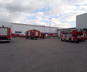 Pożar maszyny w zakładzie w Lesznie - ewakuowano 270 osób