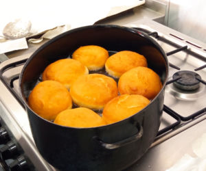 Warsztaty pieczenia pączków w grudziądzkim gastronomiku