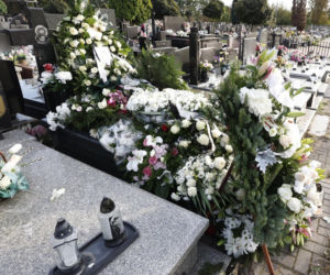 Morze kwiatów na grobie 34-letniej aktorki Barw szczęścia