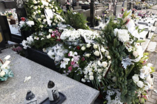 Morze kwiatów na grobie 34-letniej aktorki Barw szczęścia