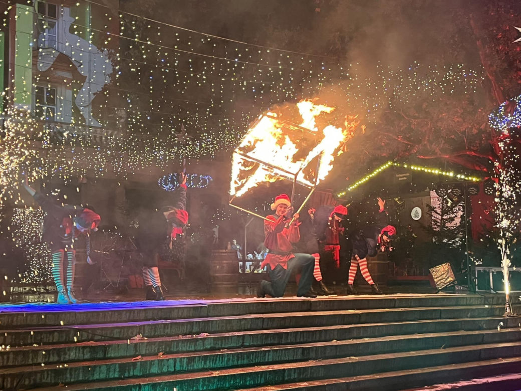 Betlejem Poznańskie 2023. Zimowe Fire Show na placu Wolności w Poznaniu