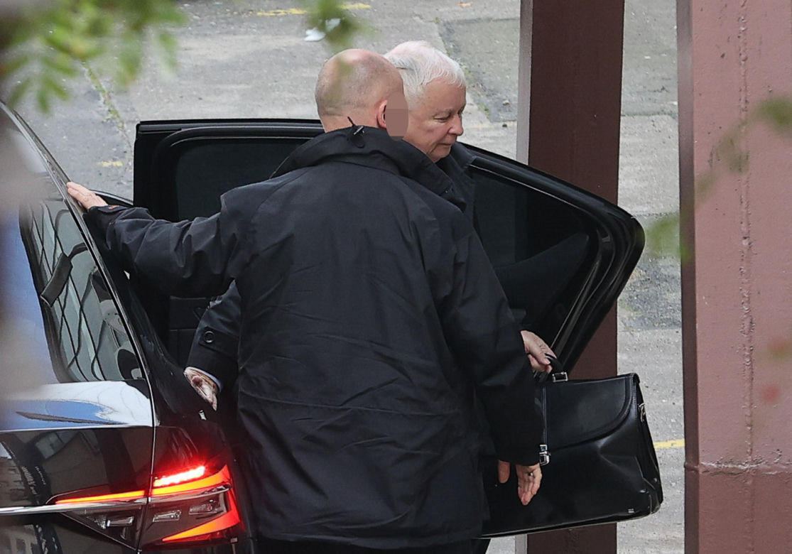 Jarosław Kaczyński sam niesie ogromną torbą z dyskontu! Co w niej ma?! Jego limuzyna pognała na Nowogrodzką 