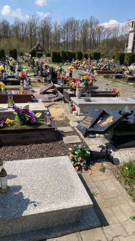Szok! Kilkadziesiąt zdewastowanych nagrobków na cmentarzu w Piekarach Śląskich 