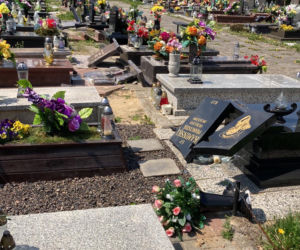 Szok! Kilkadziesiąt zdewastowanych nagrobków na cmentarzu w Piekarach Śląskich 