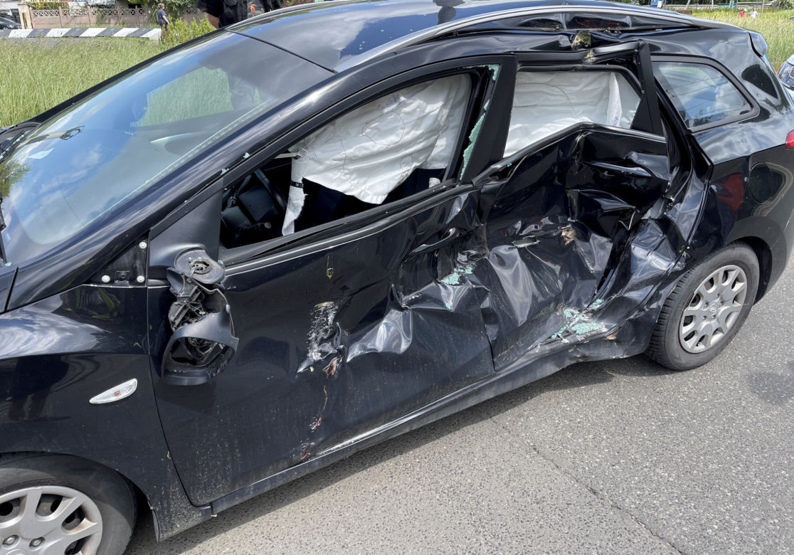 Wypadek na Woli w Warszawie. Samochód wjechał pod tramwaj. Są ranni, w tym dwójka niemowląt 