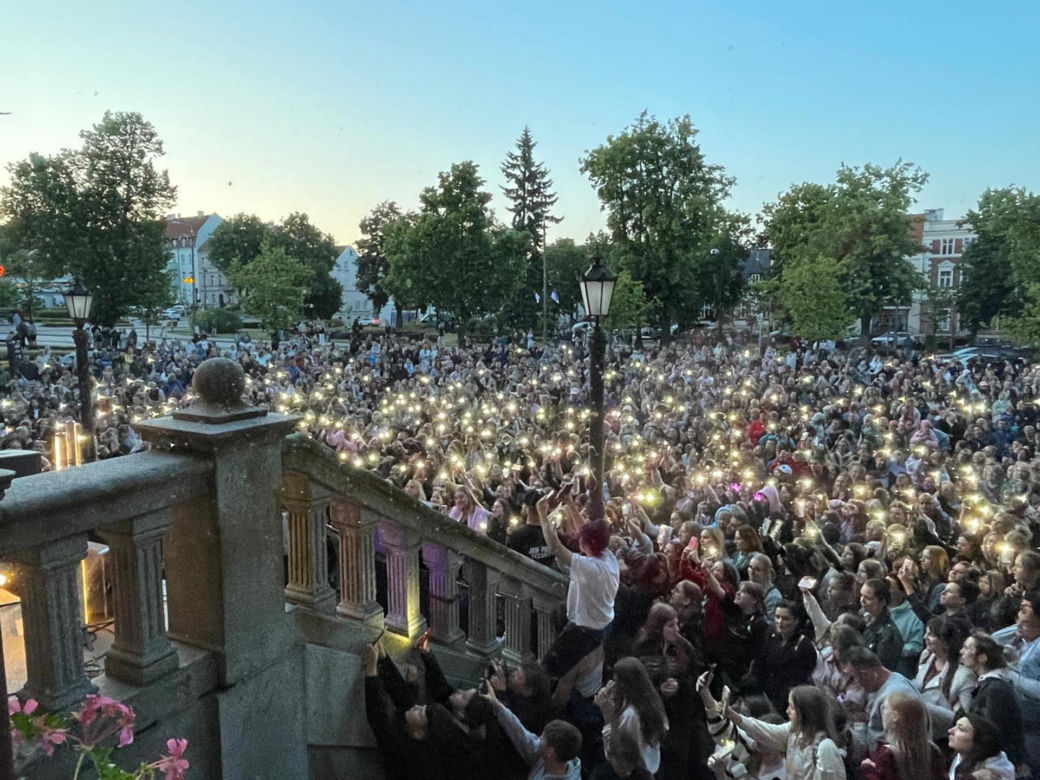 Koncert Dawida Kwiatkowskiego przed ratuszem miejskim w Kętrzynie