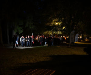 Marsz milczenia w Jarosławiu po ataku na księdza. Mieszkańcy w żałobie