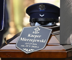 Tłumy pożegnały 23-letniego policjanta. Kacper zginął w tragicznym wypadku w Piasecznie